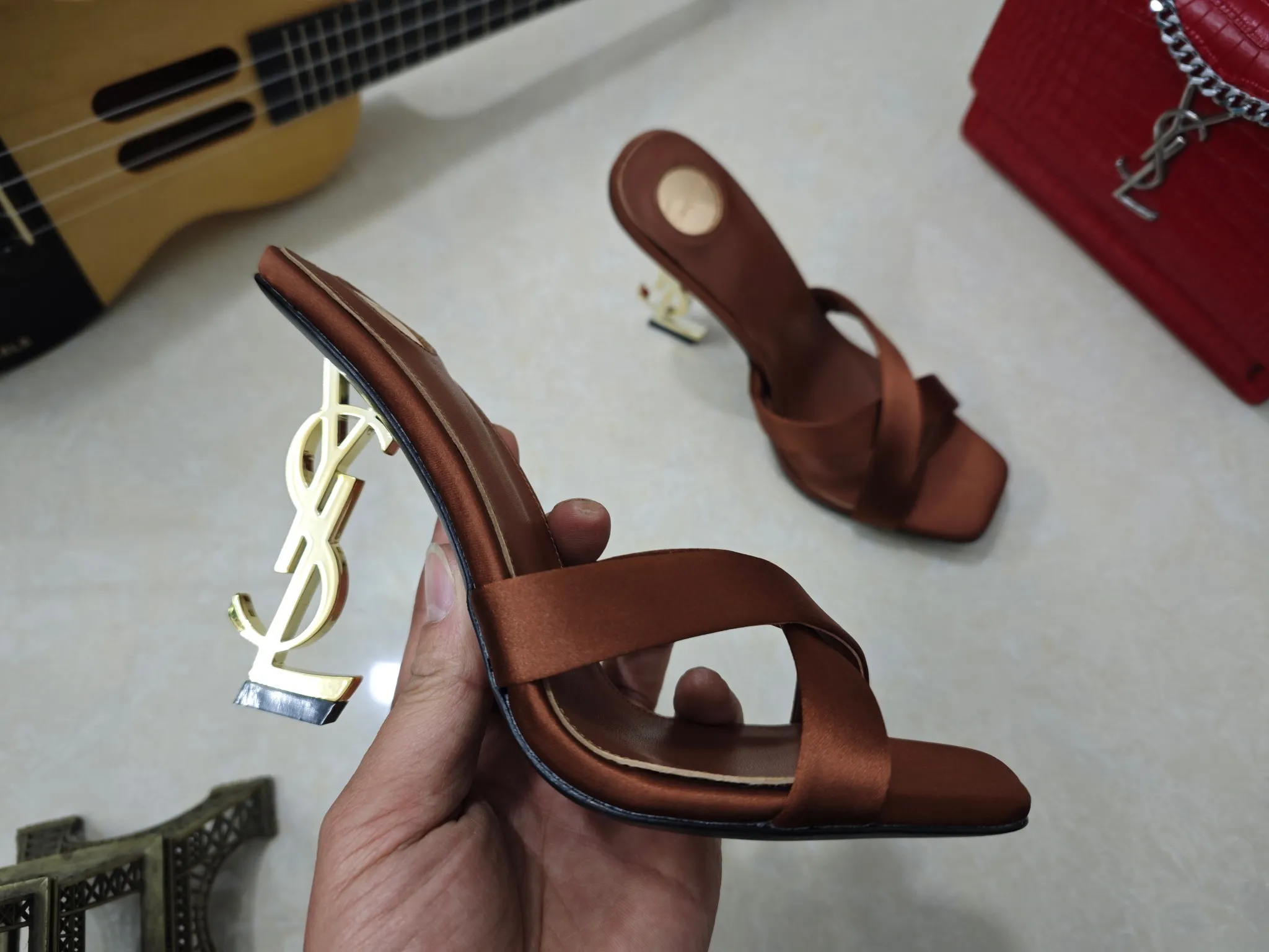 👟👟Ex-factory price 540👟👟【Saint Laurent】Yves Saint Laurent, high-heeled YSL high heels💃2025 early spring counter synchronizes the latest styles, YSL, decoration👠 Classic and high-quality glamorous masterpieces, the hottest autumn and winter series in the counter, with temperament, fashion, classic and attractive design style 😌The effect on the feet is particularly beautiful〰️, the materials are imported from Italy 🇮🇹 calf, imported black sheepskin, lining, and foot pads; sheepskin, stiletto high heels, size 35-41 (34.41.42 must be customized, non-refundable) outsole; imported genuine leather outsole, with full counter packaging